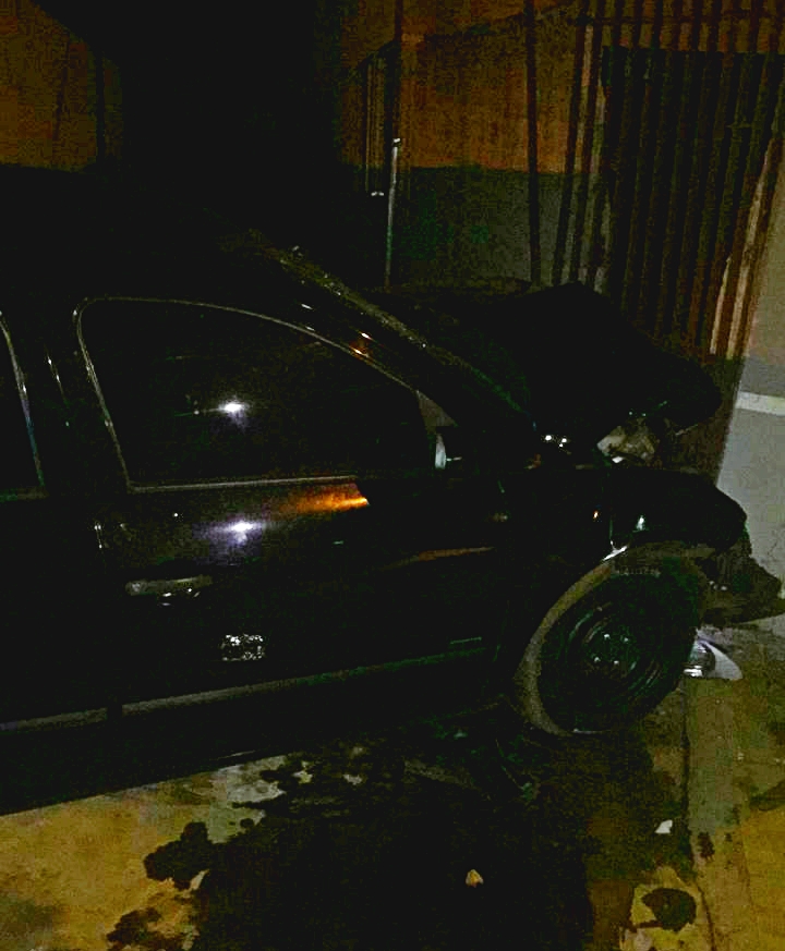 Veículo colidiu contra muro, teste constata embriaguez do condutor