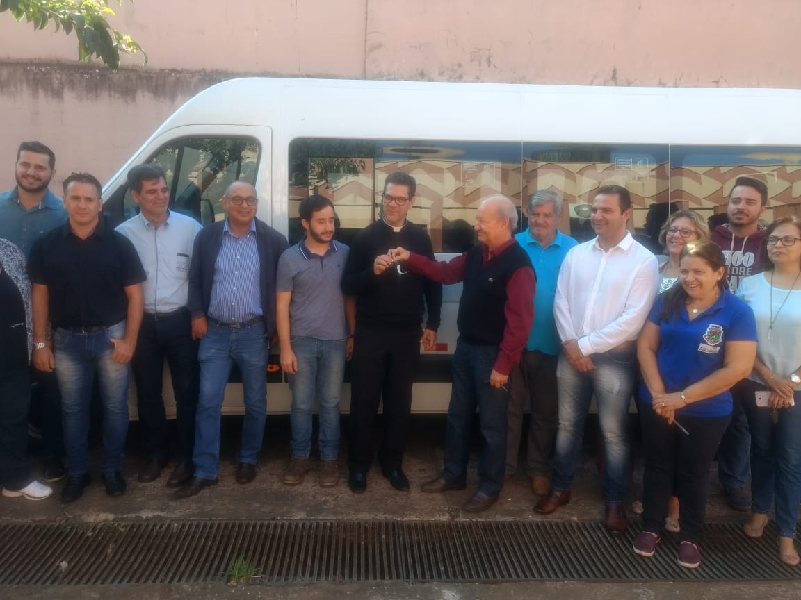 Comunidade São Pio de Pietrelcina recebe a doação de um VeiculoVAN