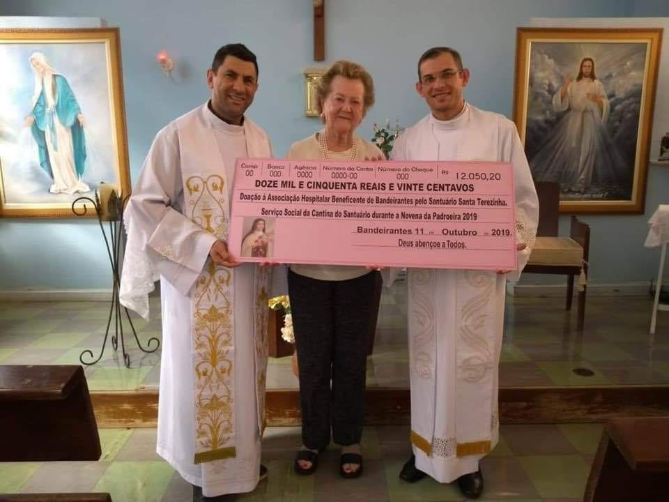 Santa Casa de Bandeirantes recebe doação do Santuário Santa Terezinha