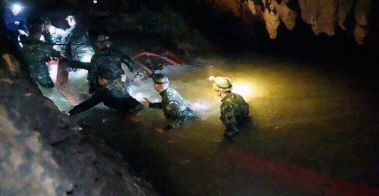​Primeiros meninos são retirados de caverna na Tailândia; operação de